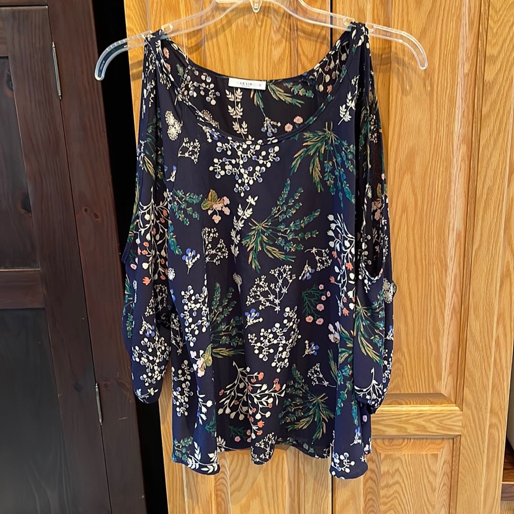 ‼️FINAL DROP‼️ Le Lis floral pattern, open shoulder 1x blouse